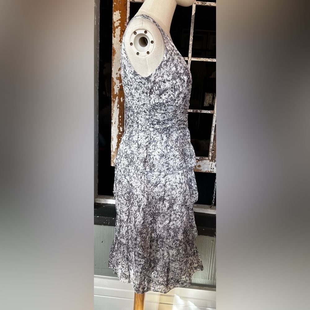 Talbots Size 2 Gray Abstract Floral Tiered Midi Dress Sleeveless V-Neck Cotton - Picture 5 of 10